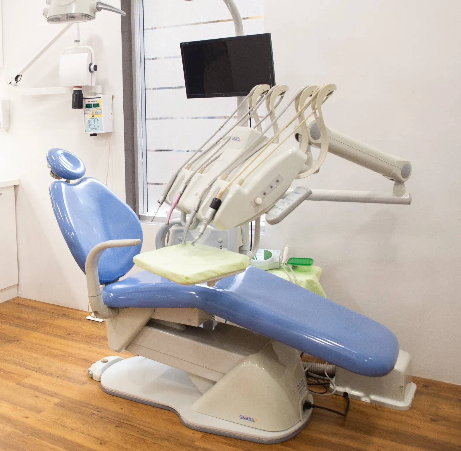 Dental chair and equipment at i-Smile